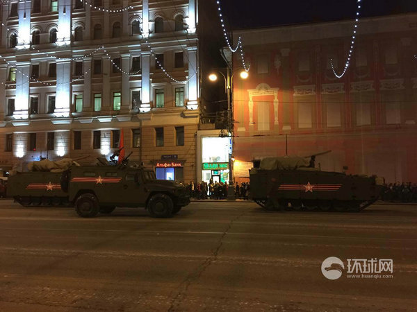 原文配图:直击莫斯科首次红场夜间阅兵彩排。