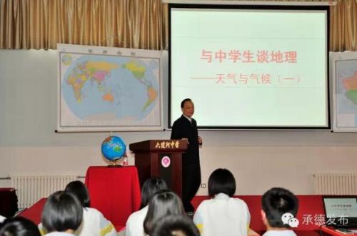 5月6日下午,温家宝在六道河中学生食堂给学生们作地理讲座第二讲。