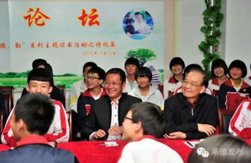 5月6日晚,温家宝在六道河中学参加学生们以励志为主题的“读书论坛”。