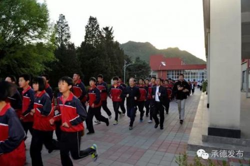 5月7日晨,温家宝在六道河中学与学生们一起晨练跑操。