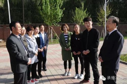 5月7日,温家宝与正在六道河中学实习的河北师范大学部分学生交谈。