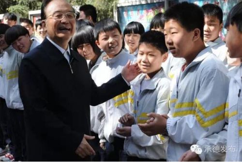 5月7日,温家宝与六道河中学初一学生交谈。