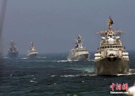 资料图:2014年5月,中俄曾经举行“海上联合-2014”军事演习。当月24日,演习进入实兵演练的最后一天。参演双方在演习海区进行了联合反潜、联合搜救和实际使用武器等课目演练。中新社发 宋吉河 摄