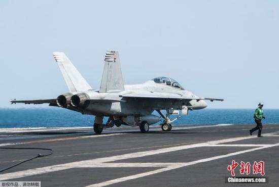 美国一架大黄蜂战机波斯湾坠毁 两飞行员获救