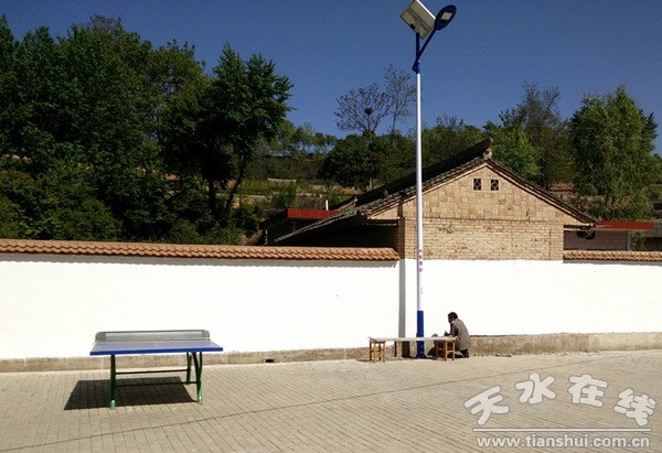 新建的太阳能路灯.jpg