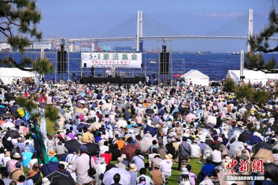 日本500人包围安倍官邸抗议 吁守护宪法第9条