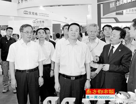 刘奇葆参观文博会 称要打造一批文化“航母”