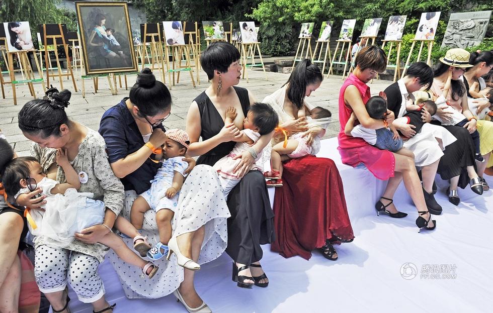 辣妈福州街头哺乳快闪 支持母乳喂养(组图)
