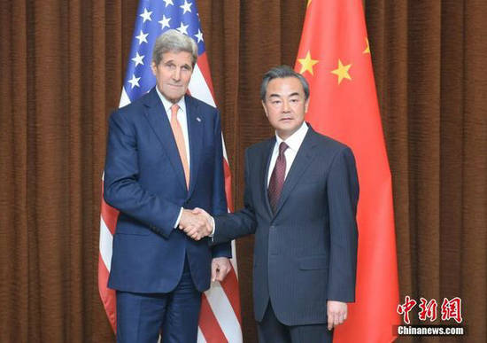 图为5月16日,中国外交部部长王毅在北京与来访的美国国务卿约翰·克里举行会谈。