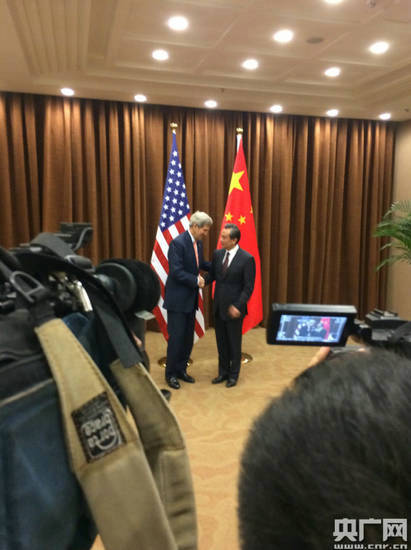 原文配图:王毅与克里举行会谈。