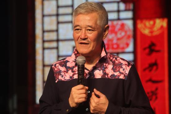 “感谢赵本山和刘老根大舞台的艺术家们,今天五一劳动节,为我们东城区一线环卫工人所做的精彩演出!感谢您们为我们环卫工人送来的快乐!”
