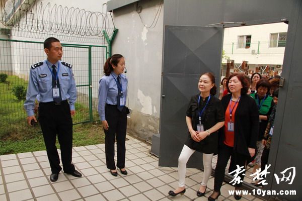 (秦楚网)在高墙内搭起“讲台”,由服刑人员当“教员”,党员干部及其配偶到监狱做“学生”接受警示教育—近日,湖北省十堰市70余名重权在握的市直部门“一把手”及其配偶分别走进市看守所警示教育基地“监区”体验,聆听落马官员“现身说法”,感受“高墙下”与“铁窗内”的人生落差,领悟“贪廉一念间,悲喜两重天”的真谛。