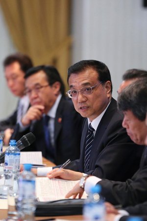 当地时间5月23日,中国国务院总理李克强在利马出席秘鲁中资企业座谈会。图/新华社