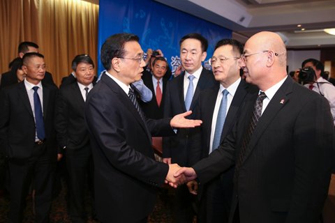 当地时间23日上午,李克强在利马出席秘鲁中资企业座谈会,并与企业员工远程视频交流。图片来自中国政府网