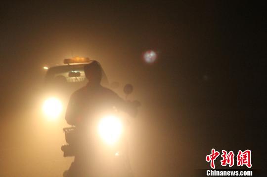 9日下午,新疆和田地区多县遭遇沙尘天气,能见度不足5米,沙尘夹杂狂风,白天如黑夜。 陶拴科 摄