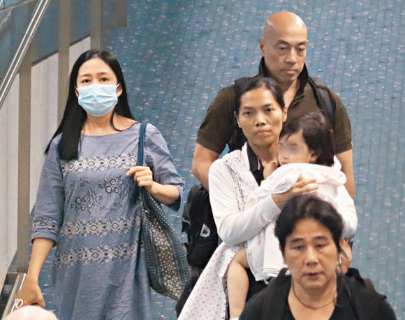 刘德华守诺首次带妻女见歌迷 3岁刘向蕙怯场害羞