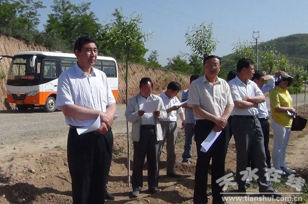 清水县人大视察土地整理项目和扶贫开发工作(