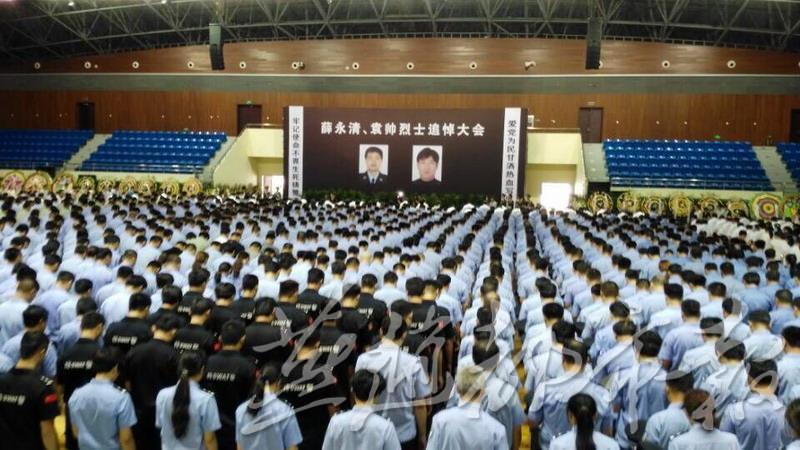 脱帽,向烈士默哀!