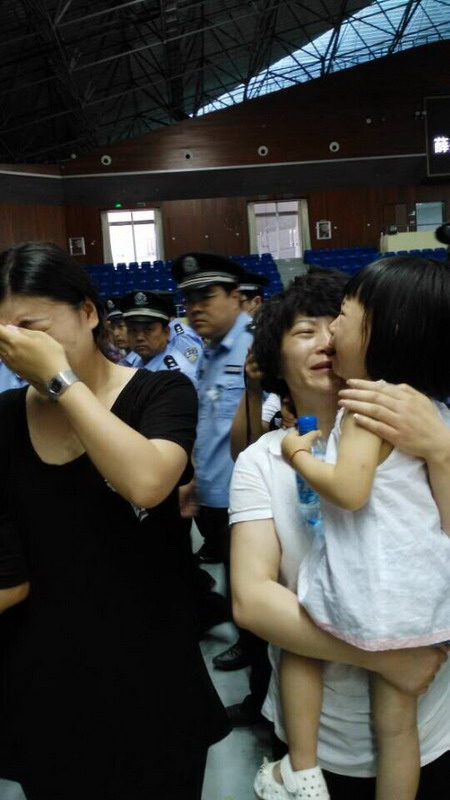 袁帅的小女儿哭着送别爸爸