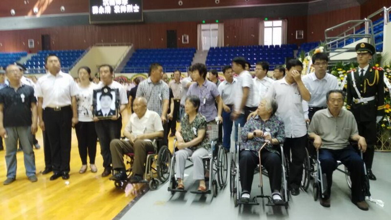 政委薛永清和其爱人的双方老人在追悼会现场,送子女最后一程