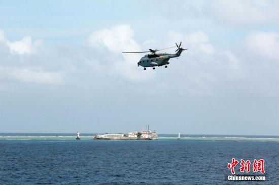 图为南海舰队远海训练编队直升机空中巡航南沙。中新社发 高毅 摄