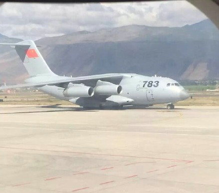 原文配图:近日,有网友在云贵高原丽江机场拍摄到了编号为783的运-20大型军用运输机,有分析猜测其应该是在该地区进行性能测试。
