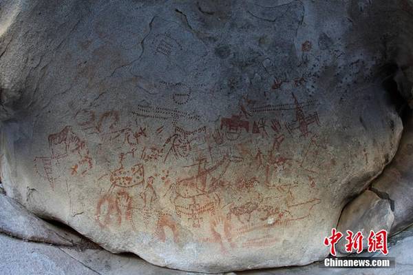 近日,新疆古代岩画测年国际合作研究考察组在对新疆哈巴河县多尕特洞穴彩绘岩画群考察时发现了形似飞机的岩画,并确认洞穴内最早的岩画在约1万年前。刘是何 摄