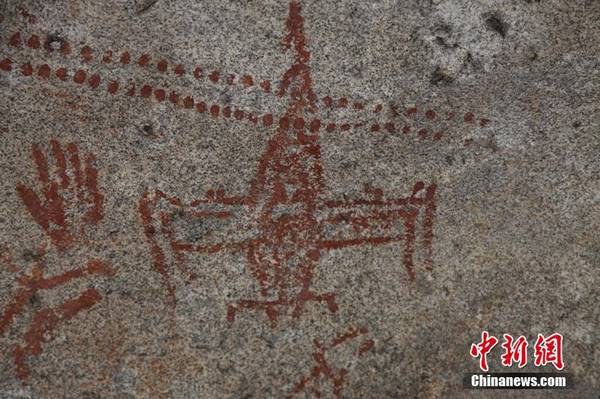 近日,新疆古代岩画测年国际合作研究考察组在对新疆哈巴河县多尕特洞穴彩绘岩画群考察时发现了形似飞机的岩画,并确认洞穴内最早的岩画在约1万年前。刘是何 摄
