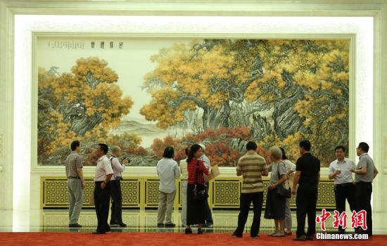 6月20日,人民大会堂布置创作的国画作品《胡杨礼赞》正式亮相金色大厅中央位置。该作品由中央文史研究馆研究员张介宇和陕西省中国画院专职画家张国宏父子合作完成。