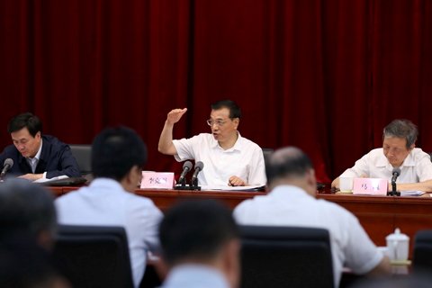6月15日在工信部考察时,李克强总理座谈会上讲起不久前一位省长亲口告诉他的一段见闻。