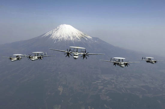 原文配图:日本E-2C预警机。