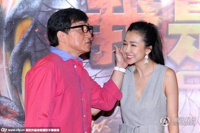 成龙轻抚“龙女郎”脸颊 亲昵拥抱搭肩(图)