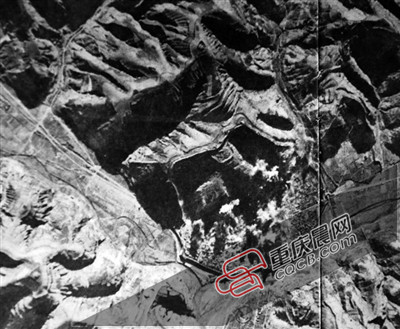 日军随军记者1939年10月拍摄的佐濑航空部队轰炸延安图。重庆晨报记者 高科 翻拍