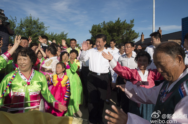 离开光东村时,身着鲜艳民族服装的村民们排起长长队伍,打起手鼓、敲起长鼓,载歌载舞,表达喜悦之情。