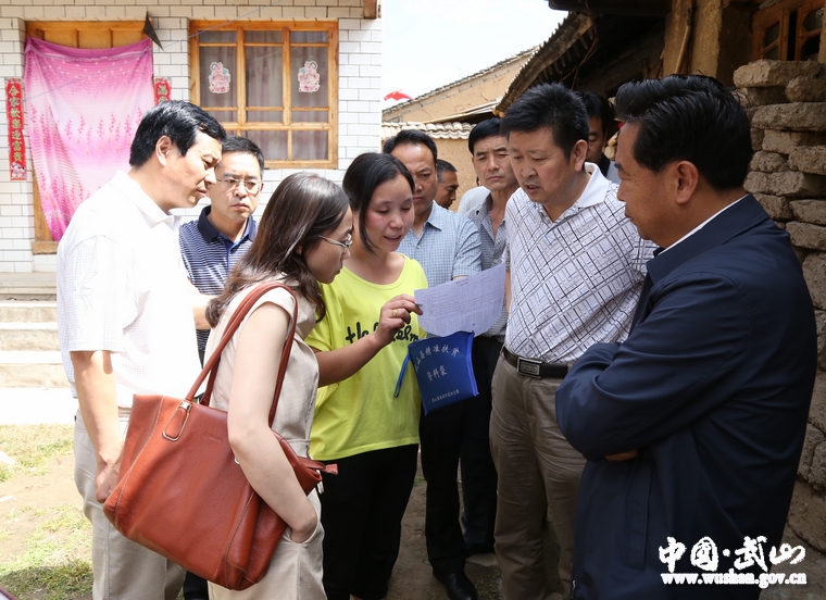 杨保珍检查指导武山县精准扶贫建档立卡工作(图)