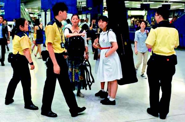 9月中旬,一名香港女生携带乐器乘车被拒