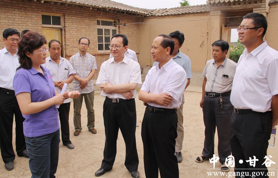 7月21日,省政府金融办主任汤澜带领调研组深入甘谷县调研双联和扶贫