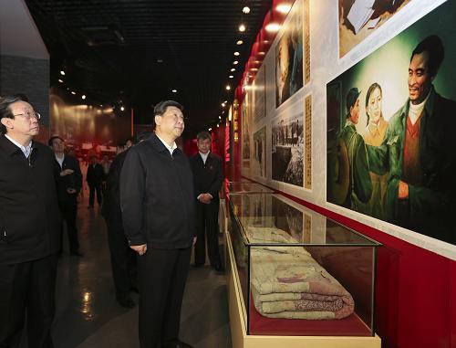 2014年3月17日至18日,中共中央总书记、国家主席、中央军委主席习近平在河南省兰考县调研指导党的群众路线教育实践活动。这是3月17日,习近平参观焦裕禄同志纪念馆。新华社记者 丁林摄