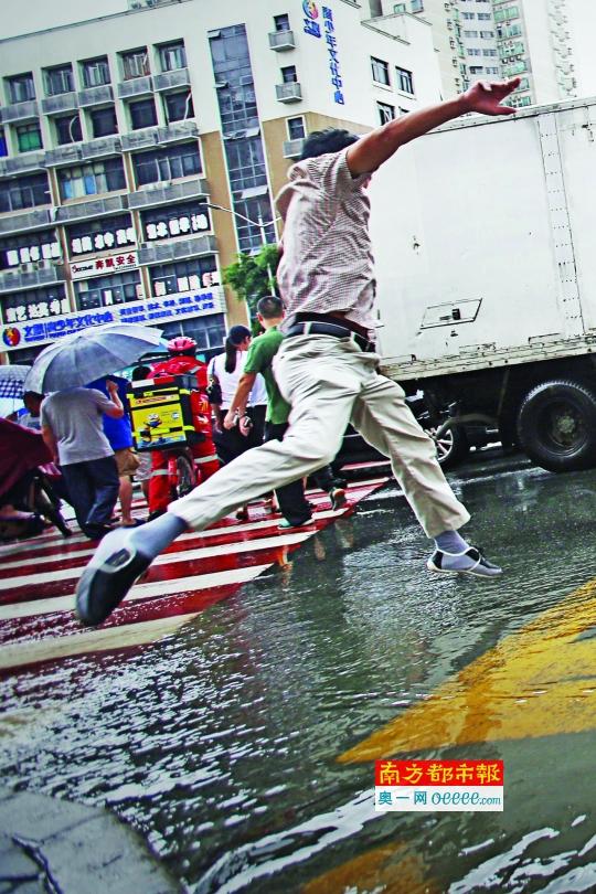 深圳出现大面积强降雨 全市30处“喝多了”