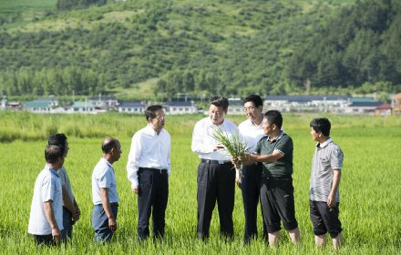 2015��7��16�գ�ϰ��ƽ�����ֿ�����У�����վ�������ӱ߳����������ݡ��ں����ж�����ⶫ���������ֲ�ң�ϰ��ƽ���ճ�����ϰ�ף���Ь���ݣ��쿴���˵�������������������ȶ���ͬ����������ҳ���ϰ��ƽָ��������������Ϊȫ�潨��С������Ŭ����ȫ��С��һ��Ҳ�����٣��ĸ���������Ҳ�����٣����Ҫ����ȫ��С���������