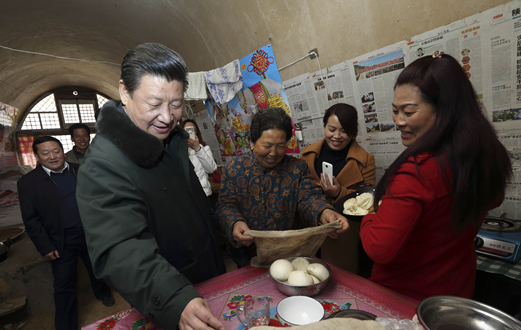 2015��2��13�գ�ϰ��ƽ���������Ӱ����ҺӴ塣����ϰ��ƽ������Ϊ֪��ʱ��ӵĵط�����ѯ���˽������������ա��ֹ���ֲ����ֳҵ��չ��ˮ�����֡�������ʩ����ȷ�������������֪����ũ���˾�������ﵽ9600Ԫ�������ƹ�ƻ����ֲ����չרҵ����ֳ���Ҽһ���ͨ������ˮ�ͻ�������ϰ��ƽΪ���ҺӴ�ķ�չ��Ǩ�е����ˡ�