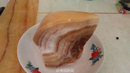 宁夏挖出一亿多年前石头 外形像五花肉