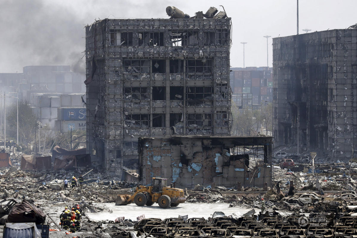 摄影师进入天津爆炸核心区 大楼被掏空(组图)