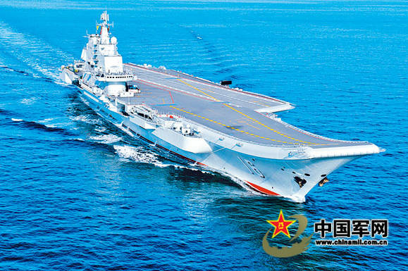 资料图:2012年10月,“辽宁舰”在航行中。 李唐 摄