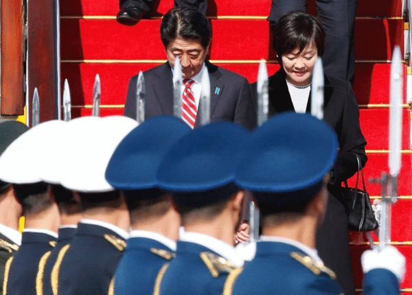 资料图:安倍晋三携夫人访华。