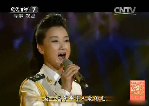 宋祖英演唱新歌《新一代革命军人最荣光》。