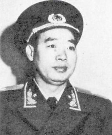汪东兴(1916~),江西省弋阳县人,原中共中央副主席、中顾委委员,1955年被授予少将军衔。 汪东兴,1932年由共青团转入中国共产党,同年参加中国工