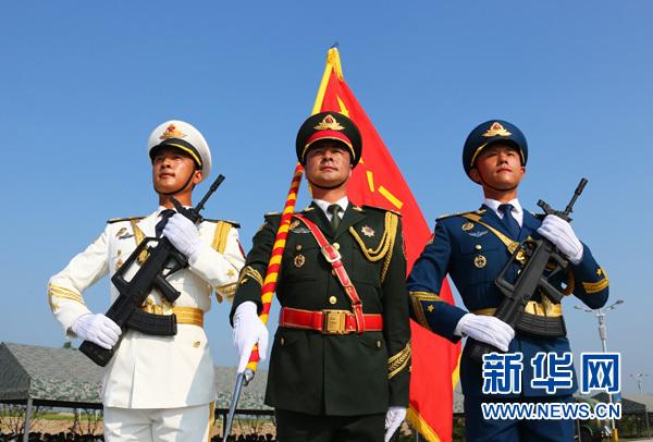 三军仪仗队旗手和护旗兵在阅兵训练基地进行严格训练(8月12日摄).