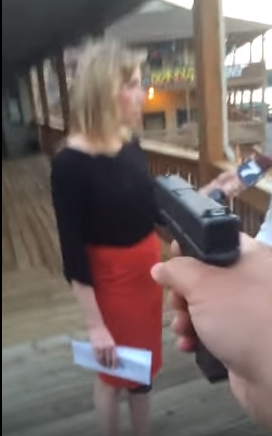 凶手在摄像师身后朝女记者埃里森举起枪,他自己拍摄下了这一画面