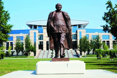 828գʦСƽͭй뵳УĻۺ¥ǰ㳡ܸͭ5.5ףͭ죬ܼҡйݹݳйЭḱϯйеܼЭϯΪɽͭ汸ݼᶨйĸ￪ʦĹ󡣱 ˹